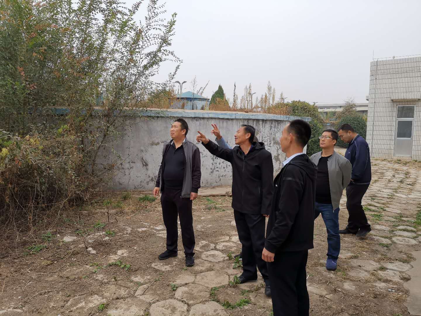 公司總經(jīng)理王建人在供水、污水生產(chǎn)一線開展風(fēng)險隱患排查 (1).jpg